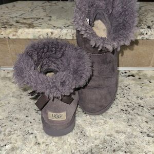 Women’s size 8 UGG boots good condition- gray with bow- mini Bailey